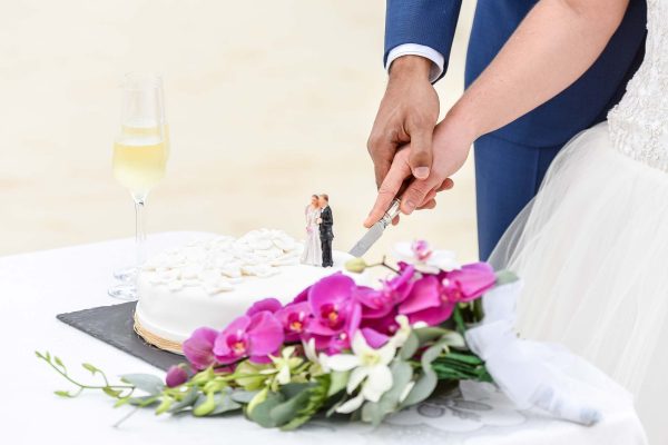 classic cutting cake on wedding table