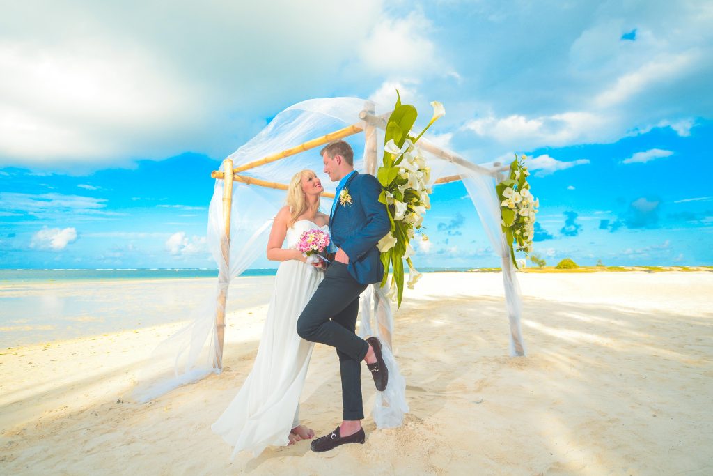 wedding couple photoshoot on beach