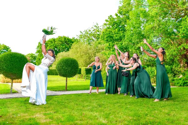 Bride is throwing a bouquet to bridesmaids in nature in Mauritius 