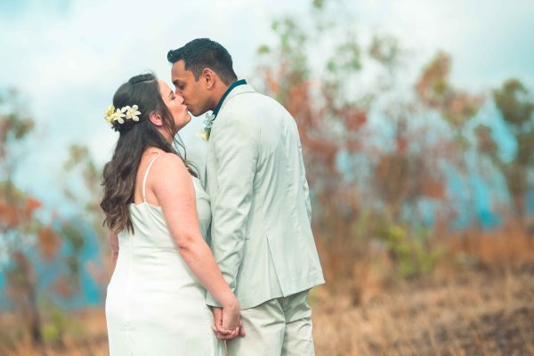 Couple kissing in nature for a wedding photoshoot in Mauritius 